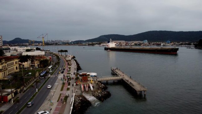 Atualmente, o trecho da Rua Cidade de Santos tem sentido duplo para a circulação de veículos