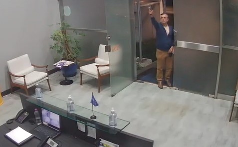 Momento em que Roque Barbieri dispara para o alto no diretório estadual do PSDB