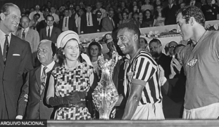 Na imagem, a Rainha Elizabeth ao conhecer o jogador Pelé durante visita ao Brasil em 1968