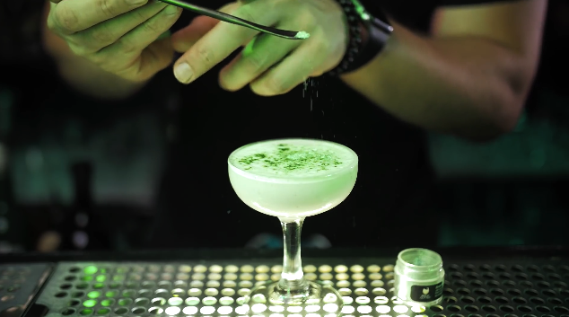 A maioria das bebidas deste ranking tem venda proibida no Brasil; na foto, um drink feito com Absintho
