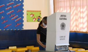O celular deverá ser deixado junto ao mesário no dia da votação