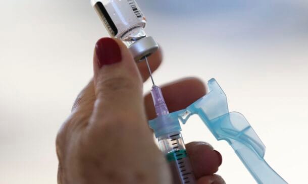 No Brasil, a vacina que protege contra o HPV foi incorporada de forma escalonada pelo Sistema Único de Saúde (SUS) em 2014