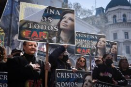 Manifestantes erguem cartazes que dizem 'somos todos Cristina' em marcha em protesto contra tentativa de assassinato da vice-presidente argentina em Buenos Aires