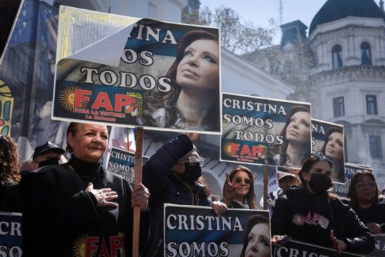 Manifestantes erguem cartazes que dizem 'somos todos Cristina' em marcha em protesto contra tentativa de assassinato da vice-presidente argentina em Buenos Aires