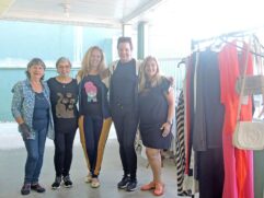 Protetoras trabalham de forma voluntária no bazar, em Itanhaém