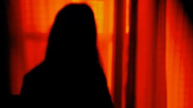 Vítima dava entrevista para matéria sobre aumento de casos de violência contra a mulher em feriados quando ex-companheiro foi até sua casa