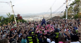 A celebração reuniu mais de sete mil fiéis na tarde desta quinta-feira (8)