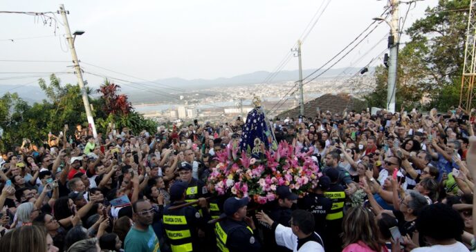 A celebração reuniu mais de sete mil fiéis na tarde desta quinta-feira (8)