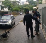 O suspeito foi encaminhado à Delegacia de Polícia Sede de Guarujá
