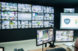 Dentro do CCO estão armazenados diversos equipamentos que asseguram a fiscalização da Cidade por meio dos 30 totens de segurança