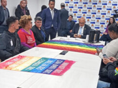 Sérgio Santa Cruz (ponta da mesa) foi autor da proposta que cria do Dia do Orgulho LGBTQIA