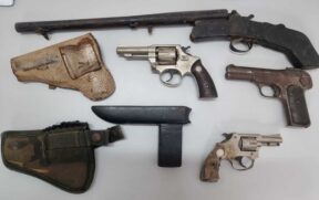 Investigadores localizaram o armamento dentro de uma caixa