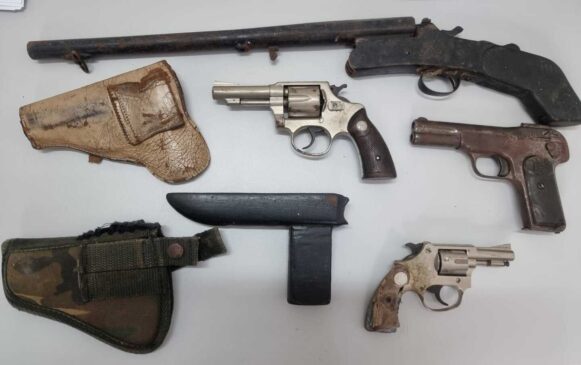 Investigadores localizaram o armamento dentro de uma caixa