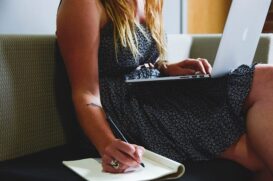 De acordo com Nadja Brandão, Diretora Executiva da {reprograma}, transformar a realidade das meninas e mulheres brasileiras só é possível por meio da educação