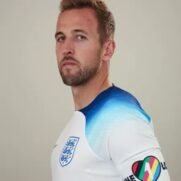 Harry Kane posa com a braçadeira de movimento que combate a homofobia