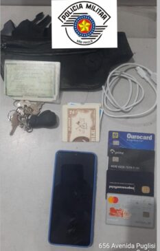 Durante a abordagem, os policiais encontraram uma pochete, um celular e os demais pertences da vítima