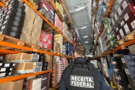 Vistoria da Receita em estabelecimento na capital paulista; operação resultou na apreensão de vinhos importados de forma clandestina -
