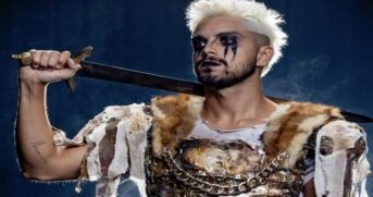 Rodrigo Simas em "Prazer, Hamlet', no teatro