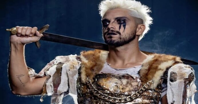 Rodrigo Simas em "Prazer, Hamlet', no teatro