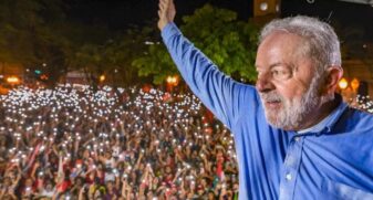 Após meses de uma eleição tensa, Lula é reeleito presidente do Brasil