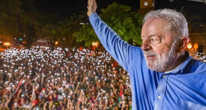 Após meses de uma eleição tensa, Lula é reeleito presidente do Brasil