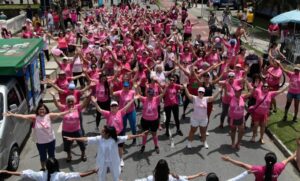 Em um mar rosa formando ao longo da avenida, muitas traziam histórias de perda, luta e força