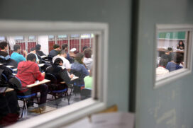 O governo federal criou o programa de bolsa permanência e de poupança para estudantes de baixa renda que estão no ensino médio, para incentivar a permanência e conclusão dos estudos pelos jovens