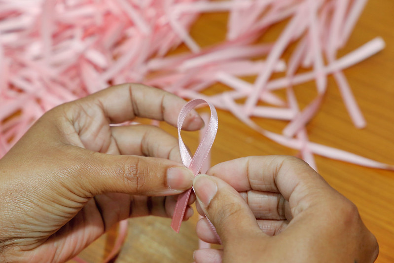 Confecção de laços para a Campanha Outubro Rosa, no Fundo Social de Solidariedade de Guarujá