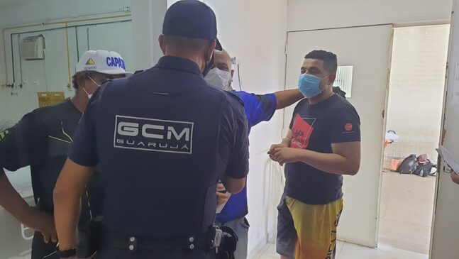 De posse das informações passadas por uma enfermeira, os GCMs ajudaram na identificação do jovem52441651381_b0cf9bc470_c