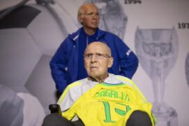 A estátua pesa 30kg e foi feita em Londres, no mesmo ateliê que produziu as peças de Marta e Pelé