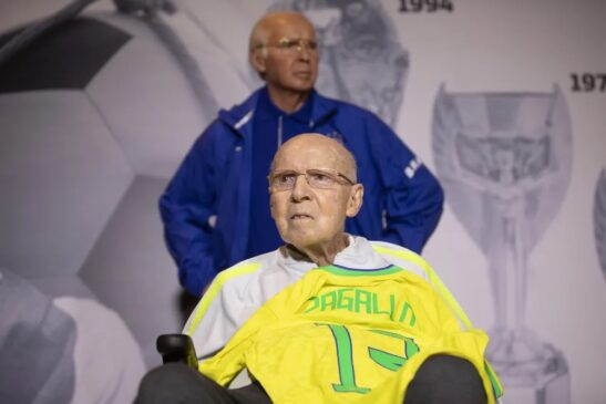 A estátua pesa 30kg e foi feita em Londres, no mesmo ateliê que produziu as peças de Marta e Pelé
