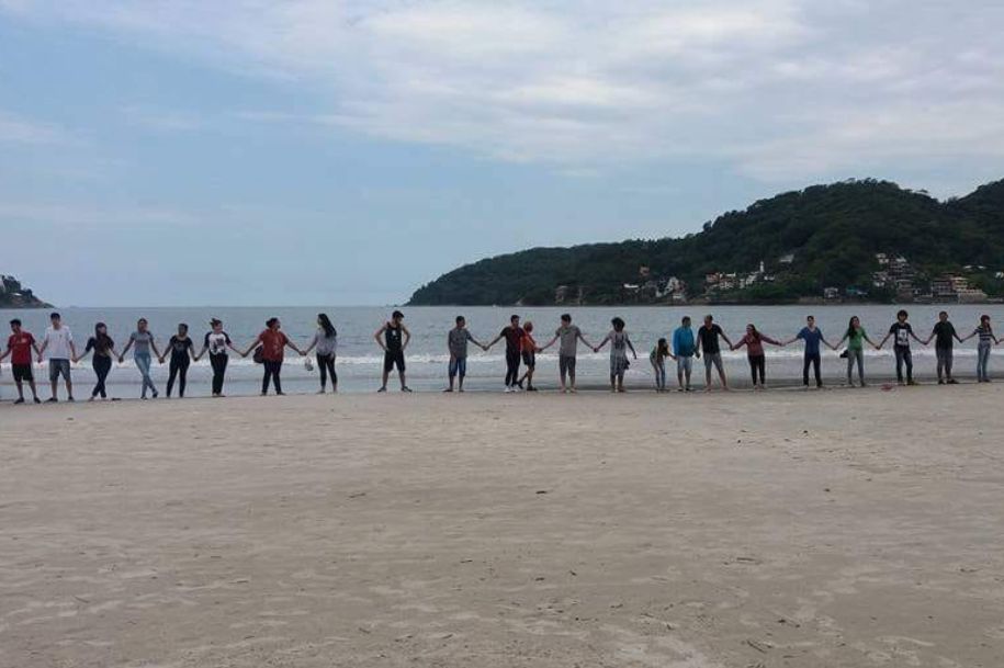 Crianças durante abraço ecológico