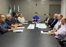 O prefeito Caio Matheus fez anúncio acompanhado de seus secretários e representantes da Umbrella