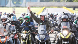A gestão Bolsonaro tentou reaver o conjunto de joias e relógio retido pela Receita Federal