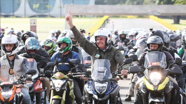 A gestão Bolsonaro tentou reaver o conjunto de joias e relógio retido pela Receita Federal