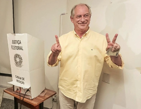 Ciro Gomes (PDT) votou na manhã deste domingo (2) na sede da Secretaria de Saúde do Ceará na Praia de Iracema, em Fortaleza (CE)
