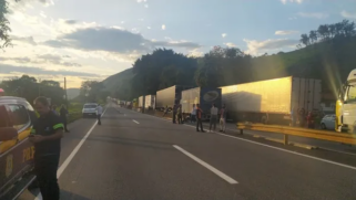 Vídeos mostrando os bloqueios têm circulado nas redes sociais; na foto, a rodovia Presidente Dutra