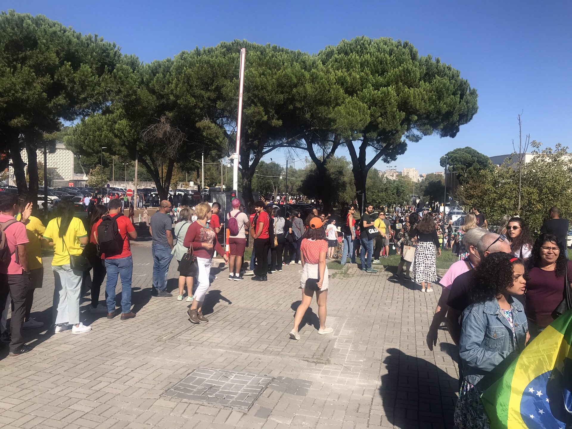 Eleitores na capital portuguesa enfrentam, ao longo do dia, longas filas para votar.