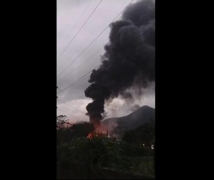 Fogo começou durante o fim da tarde e coluna de fumaça tomou os céus da Região