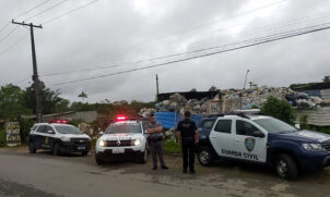 A ação foi conjunta entre a Secretaria de Trânsito e Segurança Municipal, Guarda Civil Municipal, Fiscalização de Comércio, Polícia Militar, Polícia Civil e as concessionárias de telefonia e energia elétrica