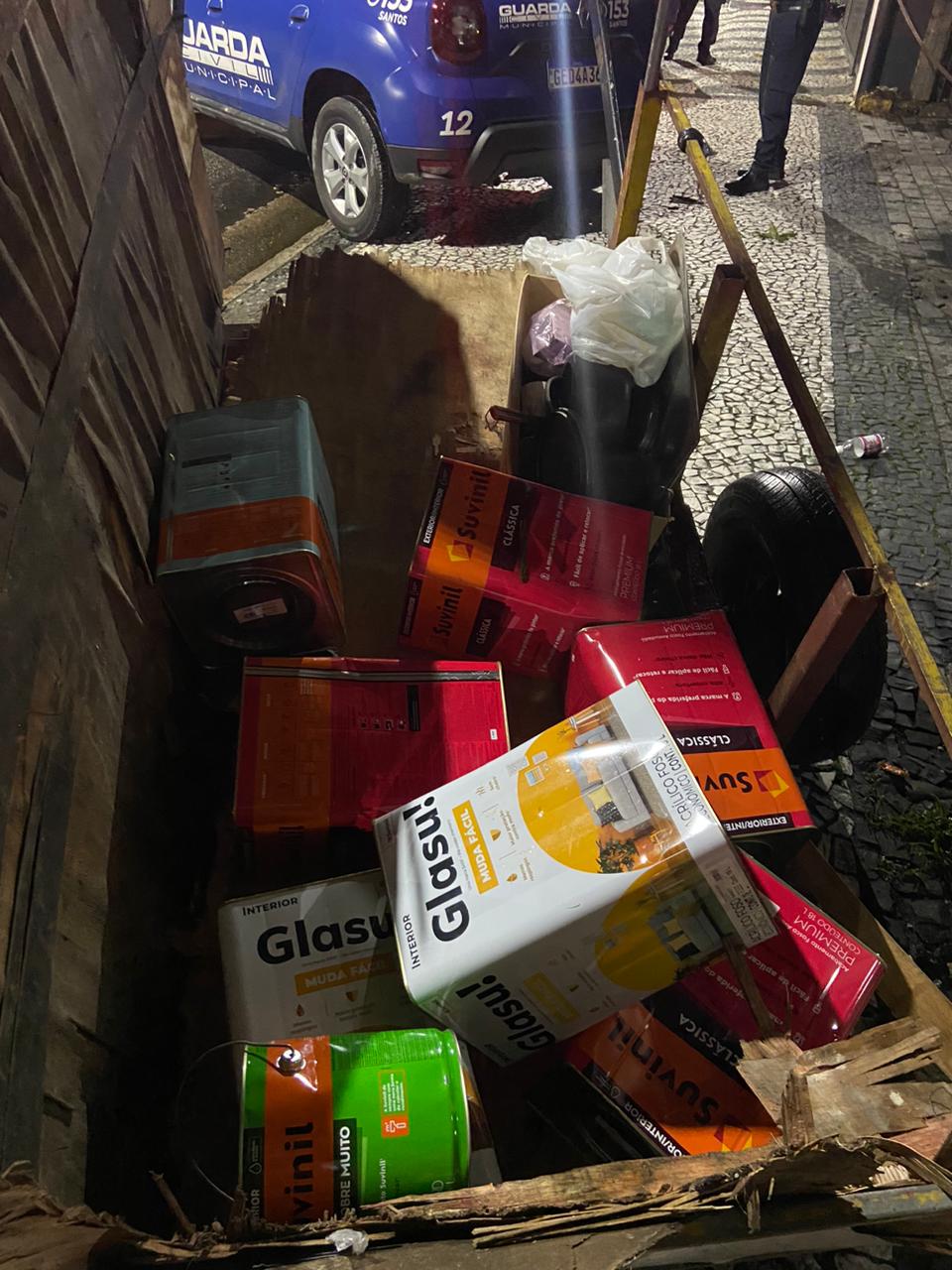 Homens tentaram utilizar carroça para furtar latas de tintas em Santos