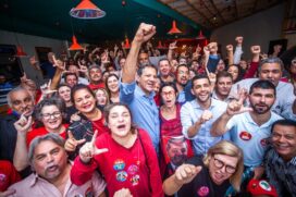 Fernando Haddad durante ato de campanha em Santos