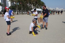 AÇÃO EDUCATIVA ABRAÇO AZUL PELO OCEANO MUTIRÃO LIMPEZA MICROLIXO PRAIA GONZAGA