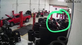 Pneus eram transportados em carros de clientes e furtados em seguida