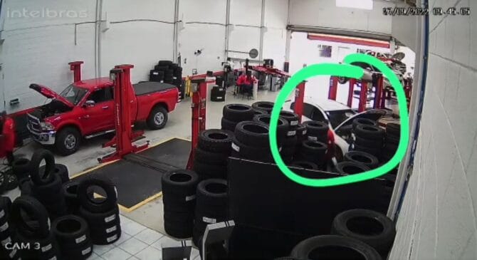 Pneus eram transportados em carros de clientes e furtados em seguida