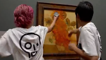 Na ação, as ativistas também colaram as mãos na parece onde o quadro estava disponibilizado