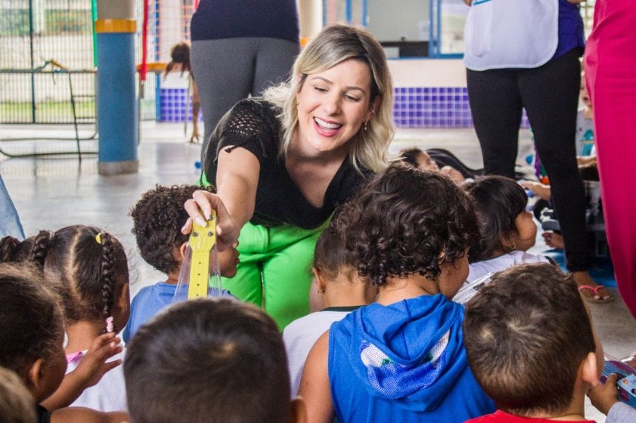 As crianças da educação infantil receberam os brinquedos em clima de festa