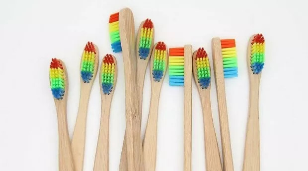 Escova de dentes feita de bambu leva 470 anos a menos para se decompor em relação à escova de plástico