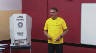 O candidato a reeleição Jair Bolsonaro vota na Escola Municipal Rosa da Fonseca, no Rio