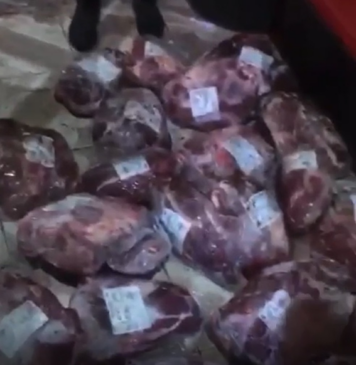 O trem fazia o transporte das cargas e várias caixas que estavam com peças inteiras de carne foram furtadas